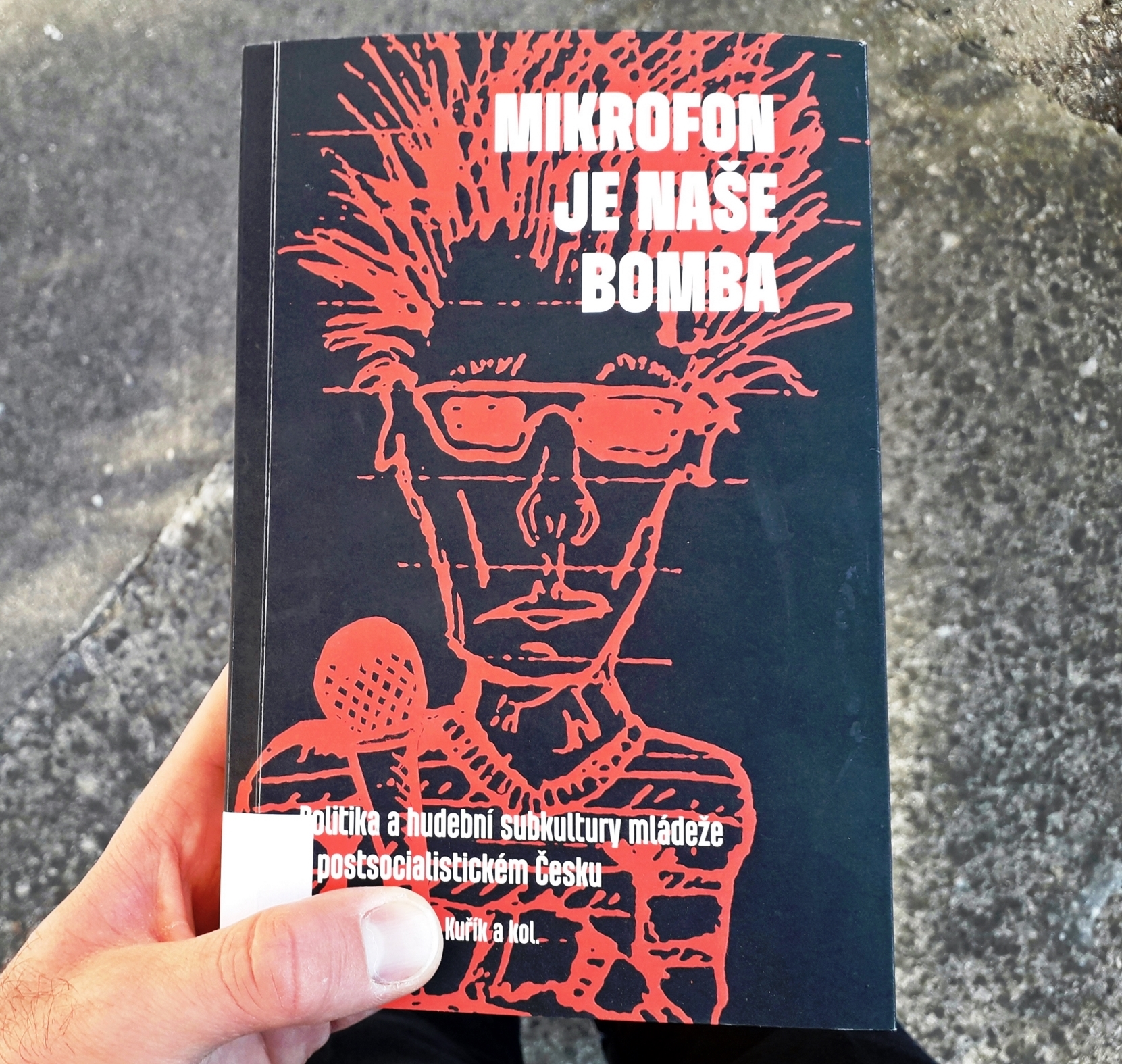 Jan Charvát vydává knihu "Mikrofon je naše bomba"